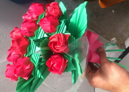 Arreglo que consta de 12 rosas envueltas en plástico y con un pequeño moño.
